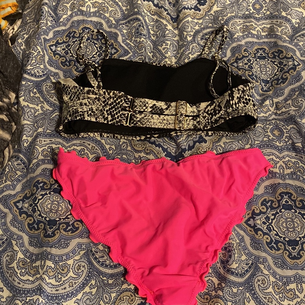 Bikini, - Picture 2 of 3